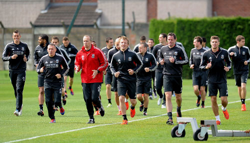 豪门俱乐部官宣主帅续约，合同长达三年（豪门球队官宣与主帅续约，三年长约达成）