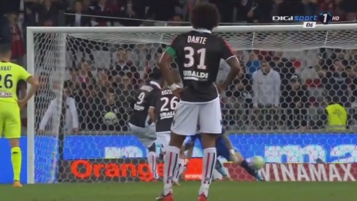 队友送大礼！QPR绝杀功臣疯狂庆祝，下一秒只剩底裤苦笑（队友大赠送！QPR绝杀英雄狂喜庆祝，转眼只剩内裤无奈苦笑）