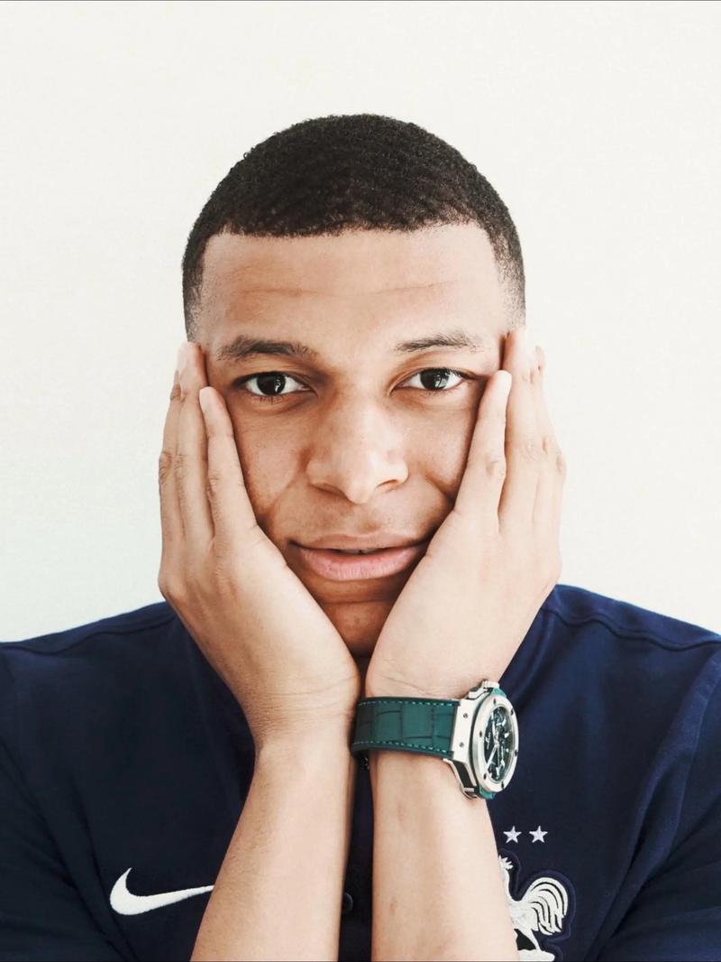 卡尔：我从小到大的偶像是梅西；国际比赛日期间还要参加补考（卡尔称自幼偶像是梅西，国际比赛日期间仍要赶补考）