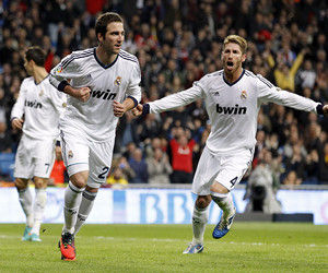 AC米兰内线强攻摧毁对手（AC米兰中路强攻击溃对手）