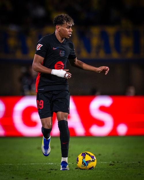 半场：皇马0-0巴列卡诺，比赛平淡，维尼修斯造险（半场战报：皇马0-0巴列卡诺，场面平淡，维尼修斯制造威胁）