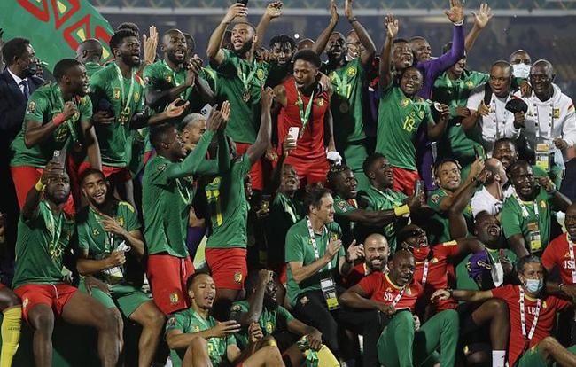 主场龙硬撼银河战舰！毕尔巴鄂死磕皇马，欧冠资格战意对决（圣马梅斯主场硬刚银河战舰！毕尔巴鄂鏖战皇马，欧冠席位生死对决）