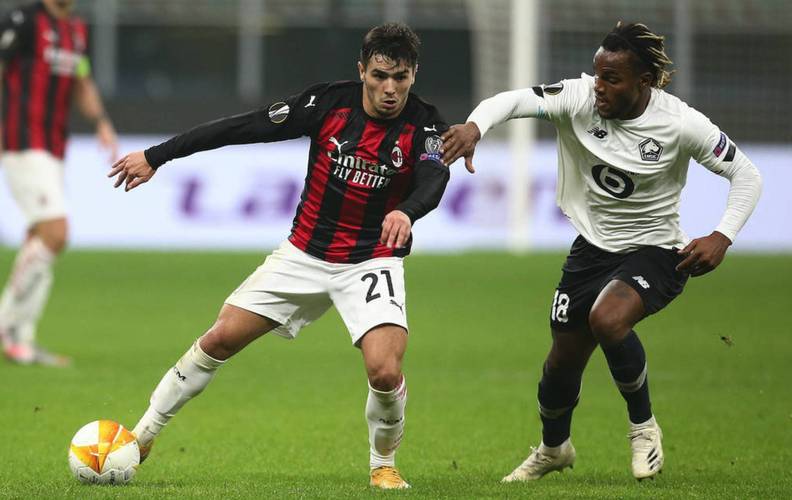 给你修修胡子，瓦科分享自己用剪刀剪克雷桑胡子的照片（瓦科晒照：亲手用剪刀为克雷桑修须）