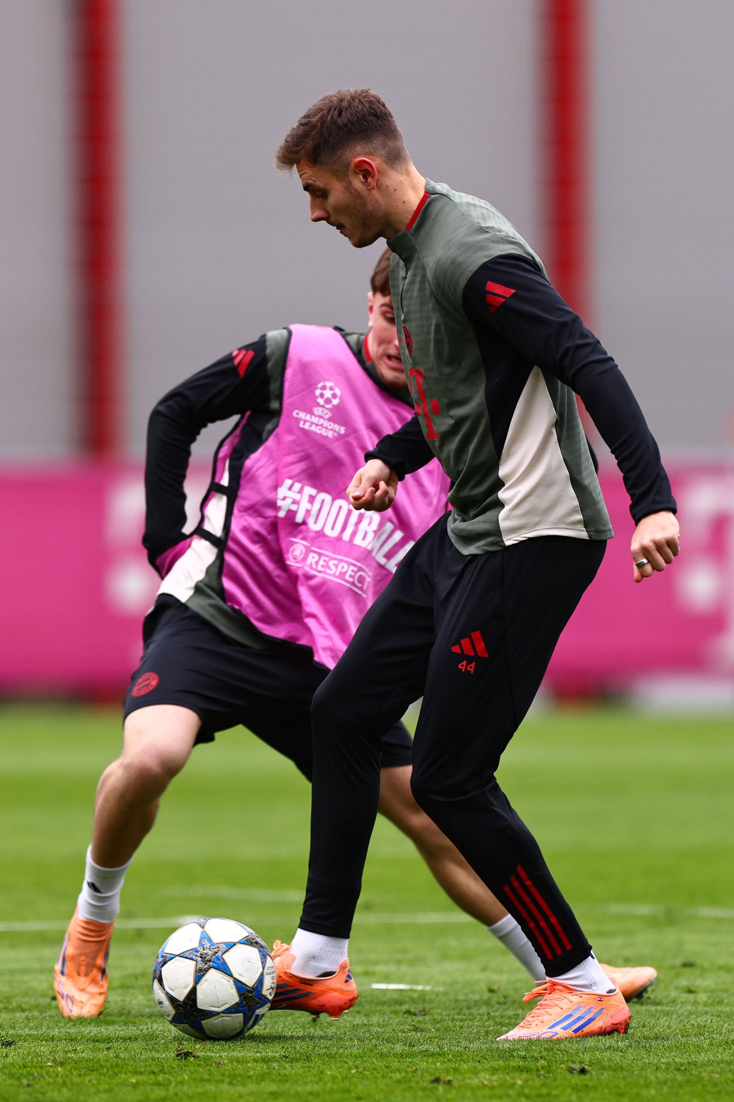 自己给自己颁奖！特朗普获首届FIFA和平奖 因凡蒂诺抛出争议言论（被指“自我加冕”，特朗普摘得首届FIFA和平奖，因凡蒂诺言论引发争议）