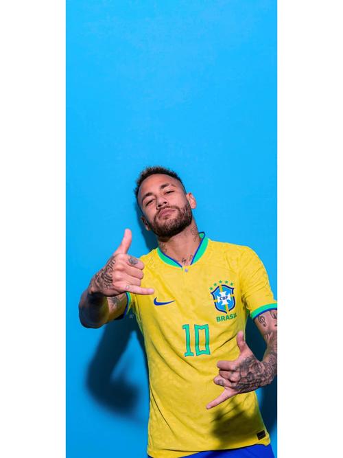 助罗马升至意甲榜首，斯维拉尔达成罗马生涯100场里程碑（斯维拉尔百场里程碑，助罗马登顶意甲榜首）